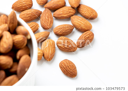 杏仁從碗裡溢出（堅果含有大量維生素E和膳食纖維，據說對美容和健康有益）。 103479573