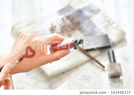女人用口紅在手背上塗上一顆心 103480137