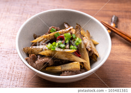 煮熟的牛肉和牛蒡 103481381