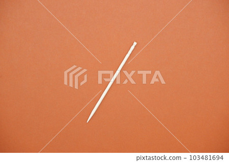 帶牙籤的棕色背景 103481694