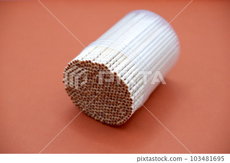 帶牙籤的棕色背景 103481695