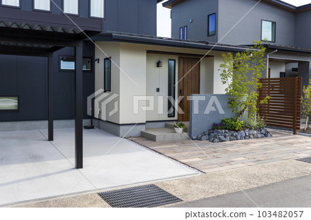 有門柱入口方法的新建的房子 103482057