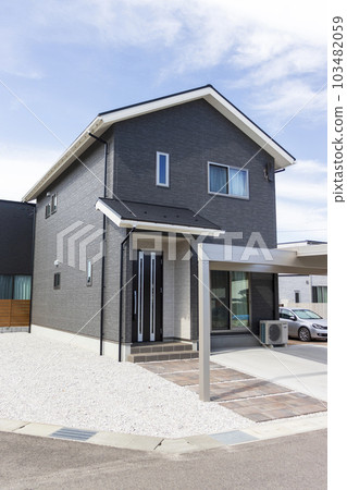 有門的簡單的新房 103482059