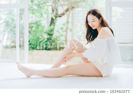 Young woman doing leg skin care and massage 103482077