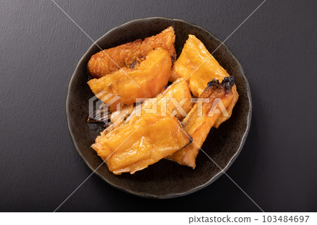 鹽烤三文魚肚 103484697