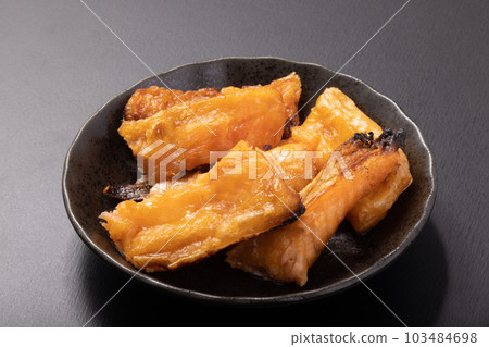 Salt-grilled salmon belly 103484698