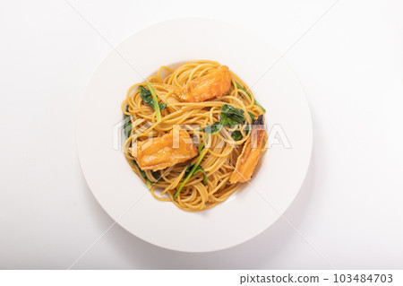 三文魚肚醬油意大利面 103484703