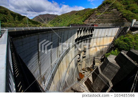 A beautiful curved arch dam… “Kawaji Dam” filled with water in the middle of nature 103485566