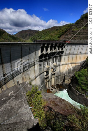 A beautiful curved arch dam… “Kawaji Dam” filled with water in the middle of nature A beautiful curved arch dam… “Kawaji Dam” filled with water in the middle of nature 103485567