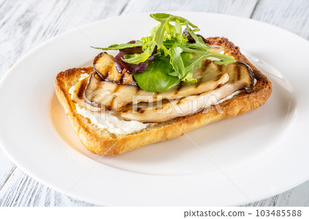 Ciabatta eryngii sandwich 103485588