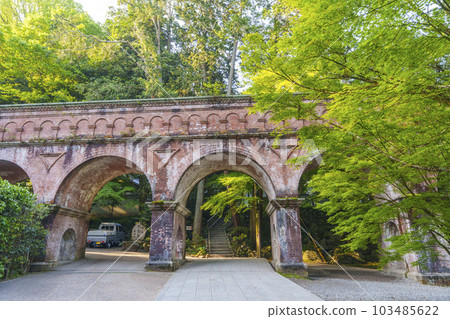 Nanzenji Suirokaku with a nostalgic atmosphere Season of fresh greenery (Nanzenji, Sakyo Ward, Kyoto City) Nanzenji Suirokaku with a nostalgic atmosphere Season of fresh greenery (Nanzenji, Sakyo Ward, Kyoto City) 103485622