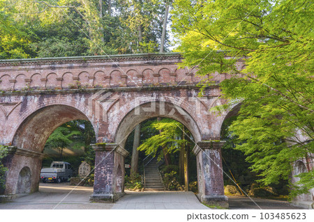 Nanzenji Suirokaku with a nostalgic atmosphere Season of fresh greenery (Nanzenji, Sakyo Ward, Kyoto City) 103485623