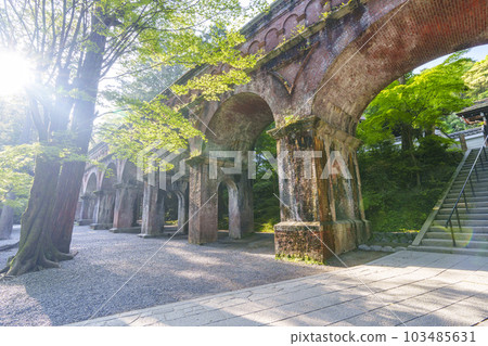 Nanzenji Suirokaku with a nostalgic atmosphere Season of fresh greenery (Nanzenji, Sakyo Ward, Kyoto City) 103485631