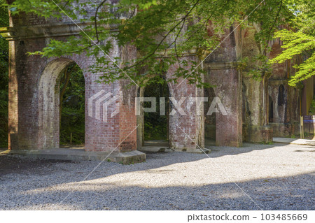 Nanzenji Suirokaku with a nostalgic atmosphere Season of fresh greenery (Nanzenji, Sakyo Ward, Kyoto City) 103485669