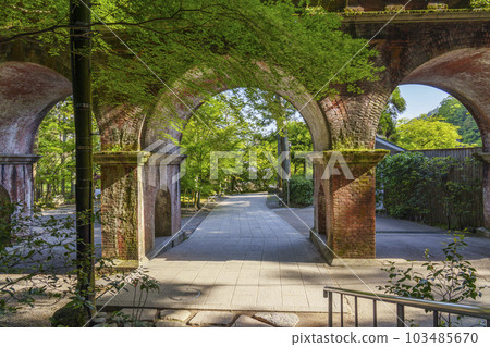 Nanzenji Suirokaku with a nostalgic atmosphere Season of fresh greenery (Nanzenji, Sakyo Ward, Kyoto City) 103485670