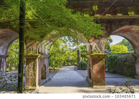 Nanzenji Suirokaku with a nostalgic atmosphere Season of fresh greenery (Nanzenji, Sakyo Ward, Kyoto City) Nanzenji Suirokaku with a nostalgic atmosphere Season of fresh greenery (Nanzenji, Sakyo Ward, Kyoto City) 103485671