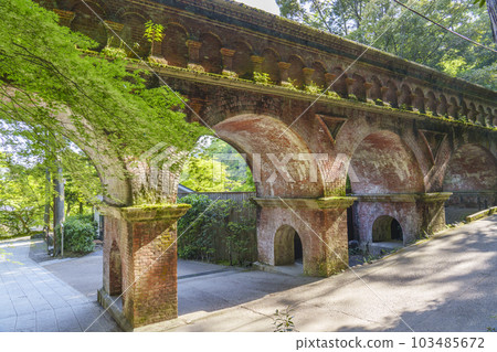 充滿懷舊氣息的南禪寺水樓閣 新綠的季節(京都市左京區南禪寺) 充滿懷舊氣息的南禪寺水樓閣 新綠的季節(京都市左京區南禪寺) 103485672