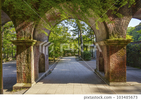 充滿懷舊氣息的南禪寺水樓閣 新綠的季節（京都市左京區南禪寺） 103485673
