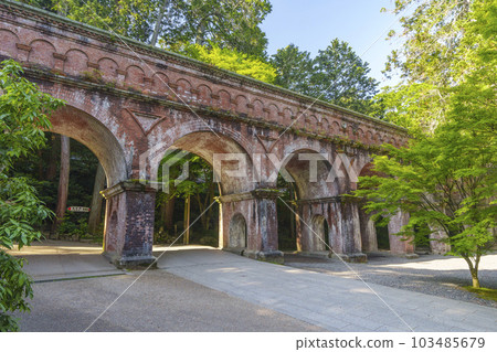 Nanzenji Suirokaku with a nostalgic atmosphere Season of fresh greenery (Nanzenji, Sakyo Ward, Kyoto City) 103485679