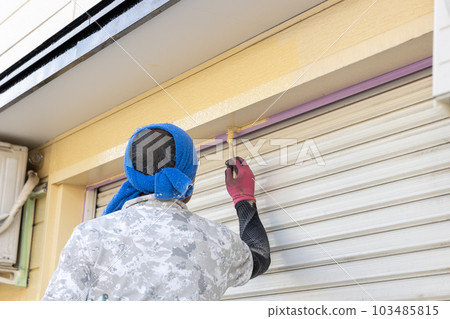 油漆車庫牆壁的工匠 油漆車庫牆壁的工匠 103485815