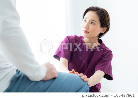 穿酒紅色磨砂膏的女人 103487661