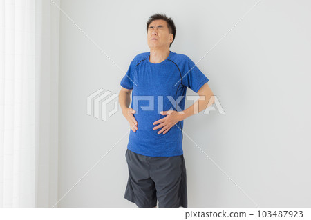 中年男子穿著運動服 中年男子穿著運動服 103487923