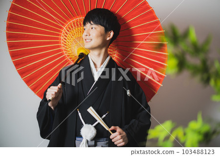 A man in a hakama with a crest, a Japanese umbrella 103488123