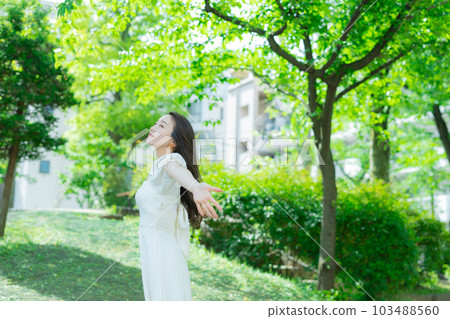 戶外長頭髮的女人 戶外長頭髮的女人 103488560