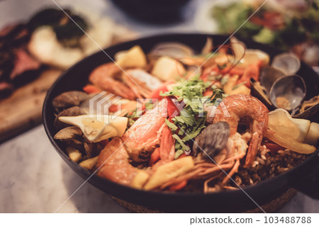 西班牙海鮮飯(西班牙食品)有很多成分的圖像 西班牙海鮮飯(西班牙食品)有很多成分的圖像 103488788