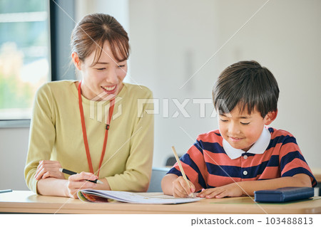 小學男孩和年輕的補習班老師 103488813