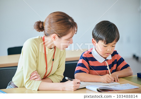 小學男孩和年輕的補習班老師 103488814