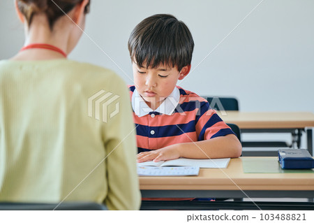 小學男孩和年輕的補習班老師 小學男孩和年輕的補習班老師 103488821