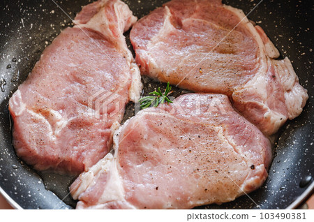 Bake pork marinated in whey 103490381