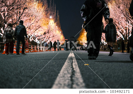 [#Tokyo] 明治神宮外苑的銀杏樹在夜間被照亮 103492171