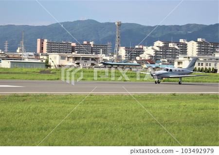 從機場起飛的小飛機 從機場起飛的小飛機 103492979
