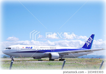 從米子鬼太郎機場的滑行道駛向跑道的客機(插畫風格) 從米子鬼太郎機場的滑行道駛向跑道的客機(插畫風格) 103493303