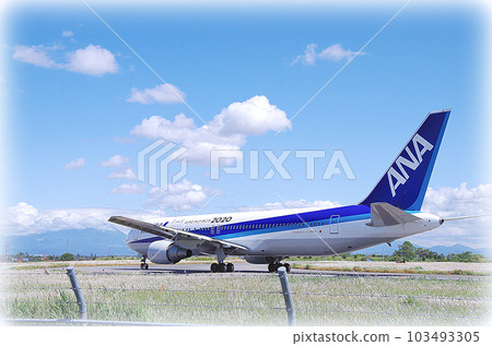 從米子鬼太郎機場的滑行道駛向跑道的客機(插畫風格) 從米子鬼太郎機場的滑行道駛向跑道的客機(插畫風格) 103493305