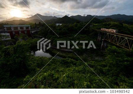 [紀成本線]夕陽下穿過彌世谷橋的普通列車 103498542