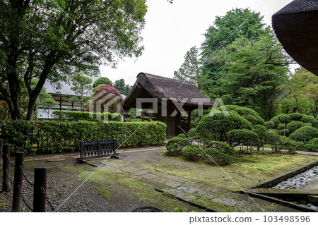 Overlooking the central gate main hall of Heirinji Temple, which retains the vestiges of the old Musashino country 103498596