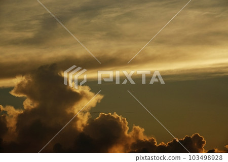Summer dawn sky with various clouds at sunrise Sky/Sky main/Telephoto/220730am Summer dawn sky with various clouds at sunrise Sky/Sky main/Telephoto/220730am 103498928