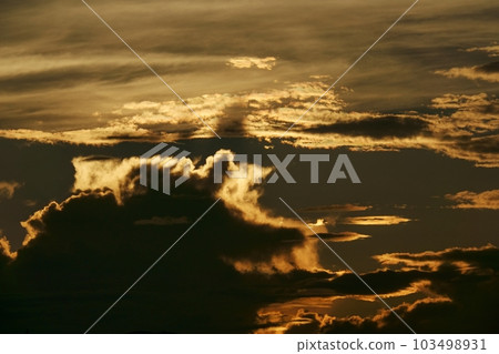 夏日黎明天空,日出時有各種雲 Sky/Sky main/Telephoto/220730am 夏日黎明天空,日出時有各種雲 Sky/Sky main/Telephoto/220730am 103498931