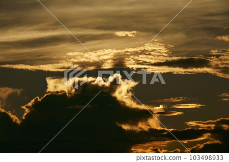 夏日黎明天空，日出時有各種雲 Sky/Sky main/Telephoto/220730am 103498933