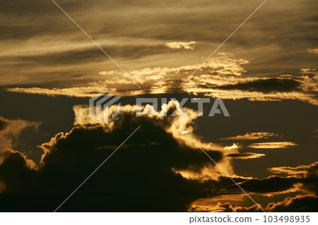 夏日黎明天空,日出時有各種雲 Sky/Sky main/Telephoto/220730am 夏日黎明天空,日出時有各種雲 Sky/Sky main/Telephoto/220730am 103498935