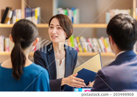 Advisor receiving customer consultation 103499908