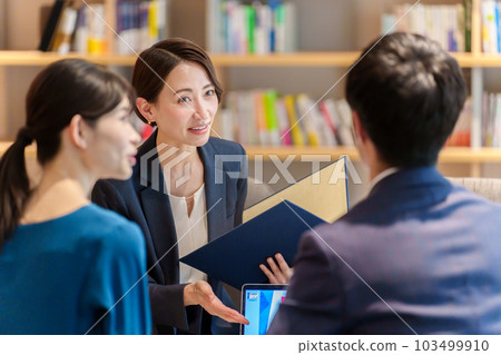 Advisor receiving customer consultation 103499910