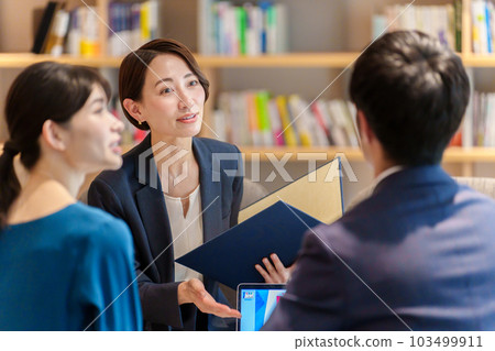 Advisor receiving customer consultation 103499911