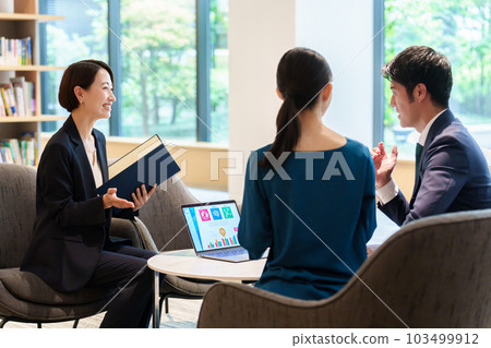 Advisor receiving customer consultation 103499912