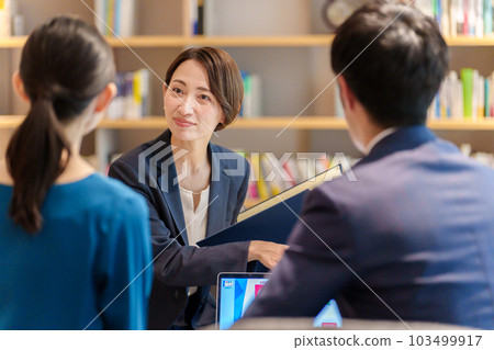 Advisor receiving customer consultation 103499917