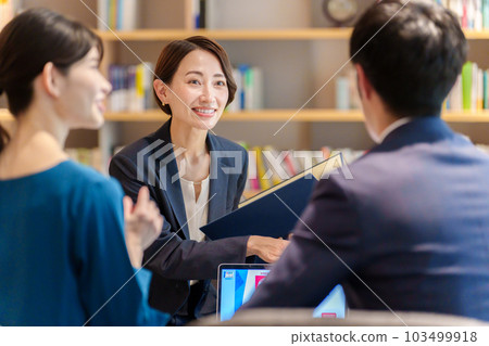 Advisor receiving customer consultation 103499918