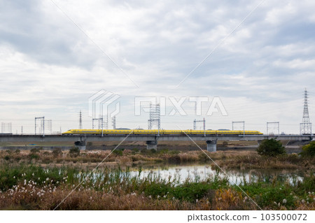 [Doctor Yellow] A doctor on the Shinkansen crossing the Kakogawa River 103500072